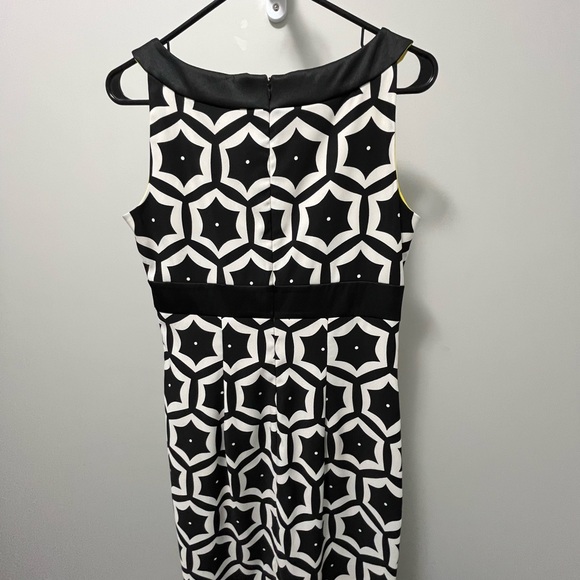 Black, white geometric dress with unique lines - Picture 2 of 6